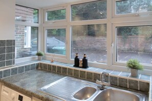 Private kitchen - House in Brighton free parking (Brighton and Hove)