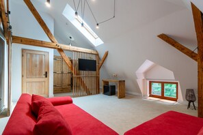 Deluxe Apartment | Living area | 90-inch LED TV with satellite channels - Wanderer (Sighisoara)