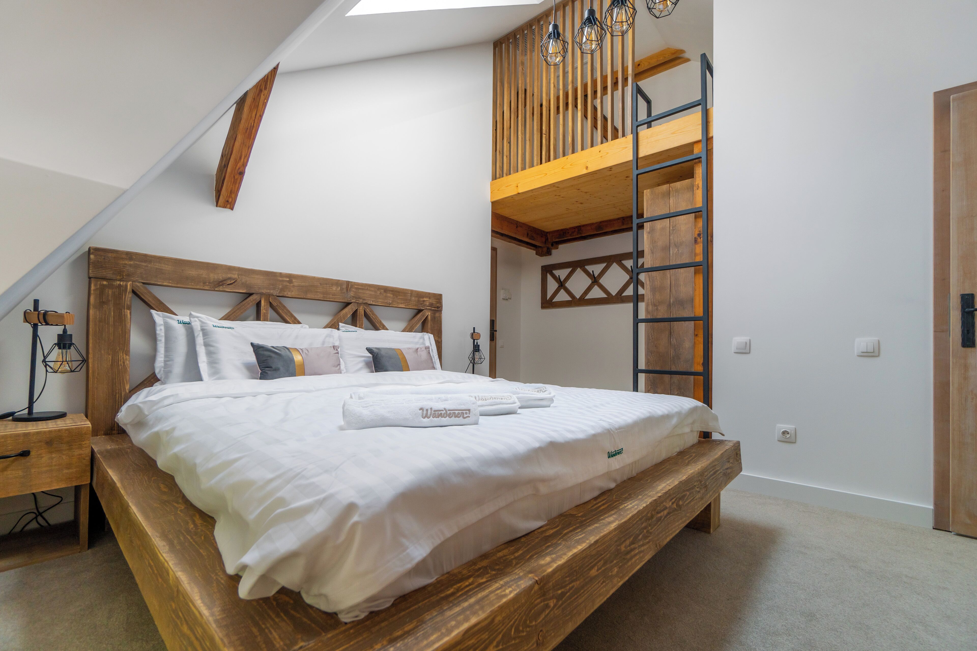 Hochwertige Bettwaren, Minibar, Schreibtisch, kostenloses WLAN