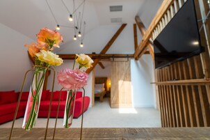 Ropa de cama de alta calidad, minibar y decoración personalizada