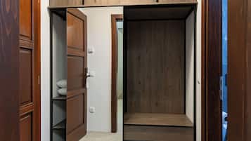 Premier Double Room | Wardrobe
