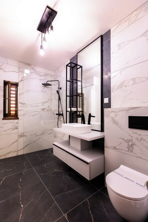 Business Double Room | Bathroom | Free toiletries, hair dryer, heated floors, towels - Wanderer (Sighisoara)