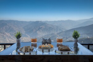 Se ofrece un desayuno bufé (200 INR por persona)