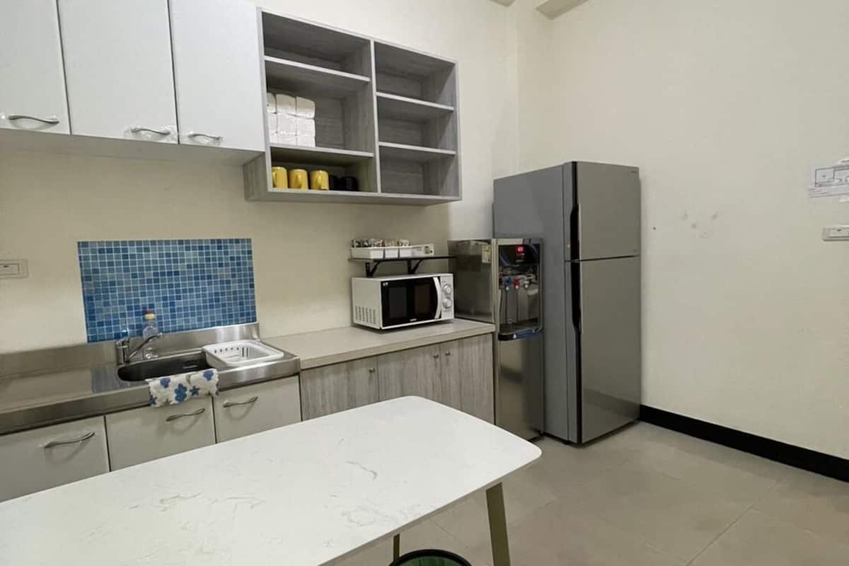 Classic-Apartment, Blick auf den Innenhof | Gemeinsame Küchenausstattung | Kühlschrank, Mikrowelle