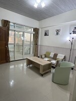 Deluxe Triple Room | Living room