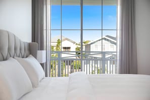 5 bedrooms, desk, free WiFi, bed sheets