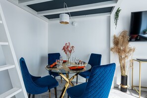 Studio, 1 Schlafzimmer, Balkon | Essbereich im Zimmer