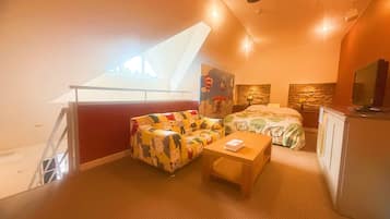 Cubrecamas, decoración personalizada, muebles diferentes y escritorio