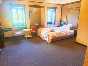 1 habitación, cubrecamas, decoración personalizada y muebles diferentes