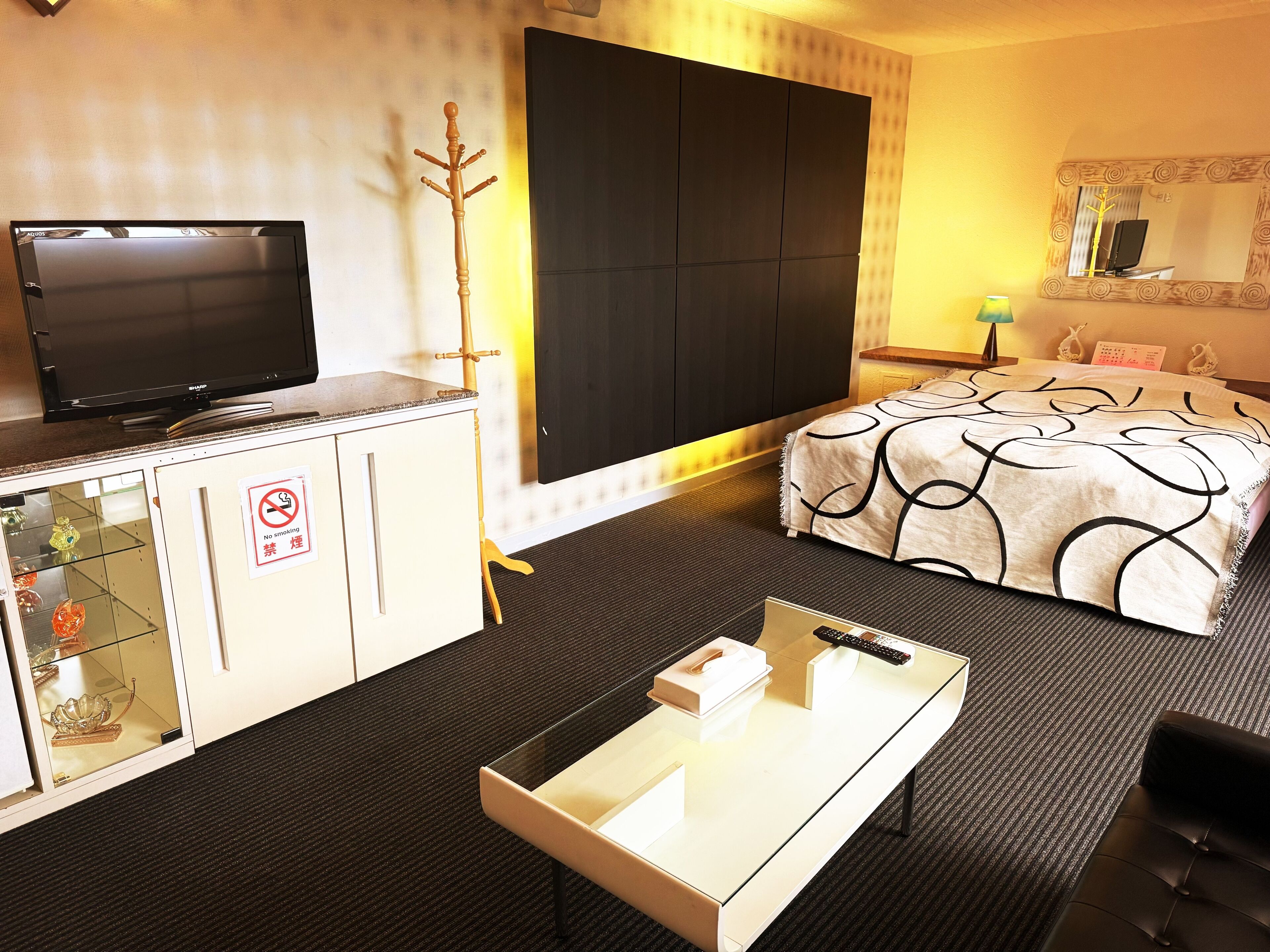 Habitación doble Deluxe | Edredón, decoración personalizada, muebles diferentes y escritorio 