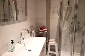 Douche, sèche-cheveux