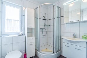 Shower, hair dryer, towels - Haus Butenbörkumer Comfortable Vacation Home (Borkum)