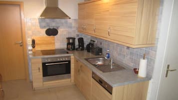 Een koelkast, een magnetron, een oven, een kookplaat