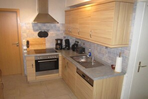 Fridge, microwave, oven, stovetop - Holiday home Seehase (Norden-Norddeich)