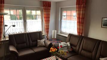 Een televisie en een stereo