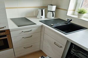 Geladeira, micro-ondas, fogão, cooktop