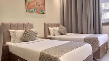 Business Studio Suite | Hypo-allergenic bedding, desk, blackout curtains, soundproofing