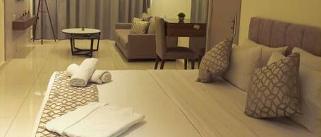 Business Studio Suite | Hypo-allergenic bedding, desk, blackout drapes, soundproofing