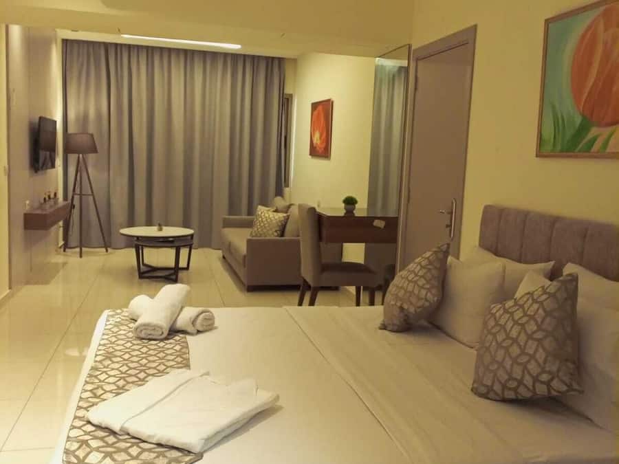 Business studio suite | Hypoallergeen beddengoed, een bureau, verduisterende gordijnen