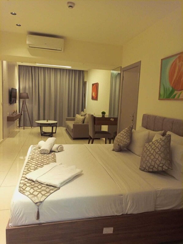 ビジネス スタジオスイート | 低刺激性寝具、デスク、遮光カーテン、防音設備