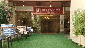 Entrada d'hotel amb un rètol que diu "Bella Rosa Hotel Suites".