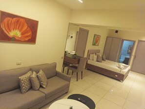 ビジネス スタジオスイート | 低刺激性寝具、デスク、遮光カーテン、防音設備