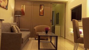 Un saló modern amb un sofà, una taula de centre i una televisió.