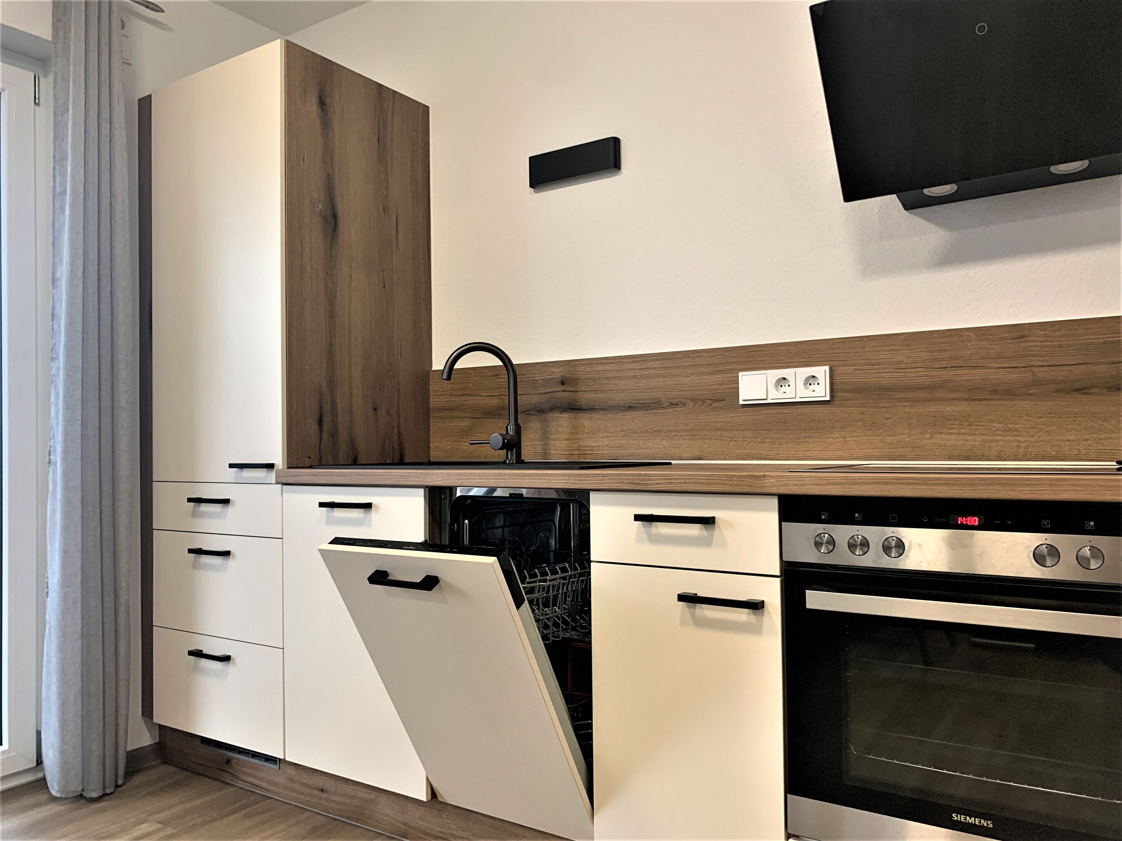 Fridge, oven, stovetop, electric kettle