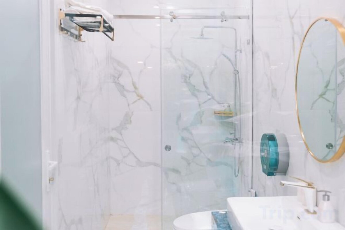 Bathroom | Separate tub and shower, deep soaking tub, rainfall showerhead