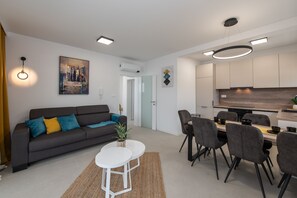 Deluxe-Apartment, 3 Schlafzimmer, Poolzugang | Wohnbereich | 55-Zoll-Smart-TV mit Satellitenempfang