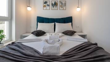 Deluxe Apartment, Non Smoking, Hot Tub | In-room safe, blackout drapes, iron/ironing board