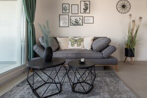 Deluxe-Apartment, Nichtraucher, Whirlpool | Wohnbereich | 55-Zoll-Smart-TV mit Satellitenempfang