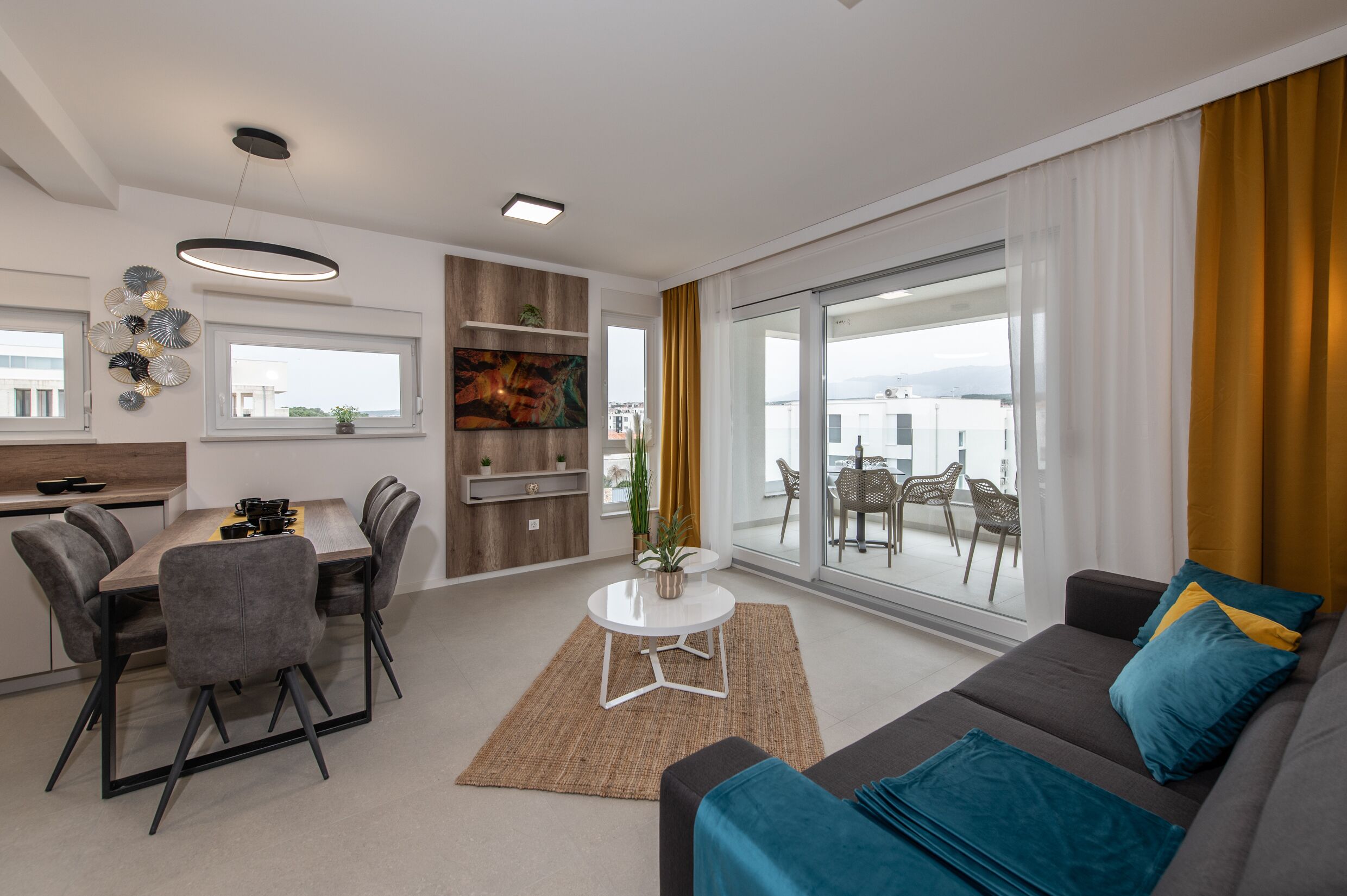 Appartamento Deluxe, 3 camere da letto, accesso alla piscina | Soggiorno | Smart TV 55 pollici con canali satellitari