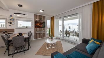 Appartamento Deluxe, 3 camere da letto, accesso alla piscina | Soggiorno | Smart TV 55 pollici con canali satellitari