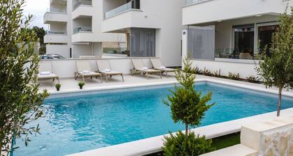 Three-bedroom apartment with pool