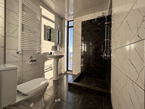 Comfort Quadruple Room | Bathroom | Free toiletries, hair dryer, slippers