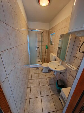 Appartement, 2 chambres, balcon, vue sur le jardin | Salle de bain