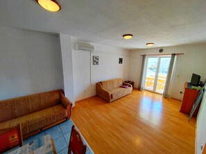 Appartement, 2 chambres, balcon, vue sur le jardin | Aire de séjour