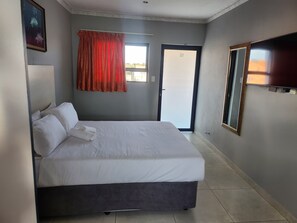 Deluxe Suite | 1 bedroom, desk, laptop workspace, iron/ironing board