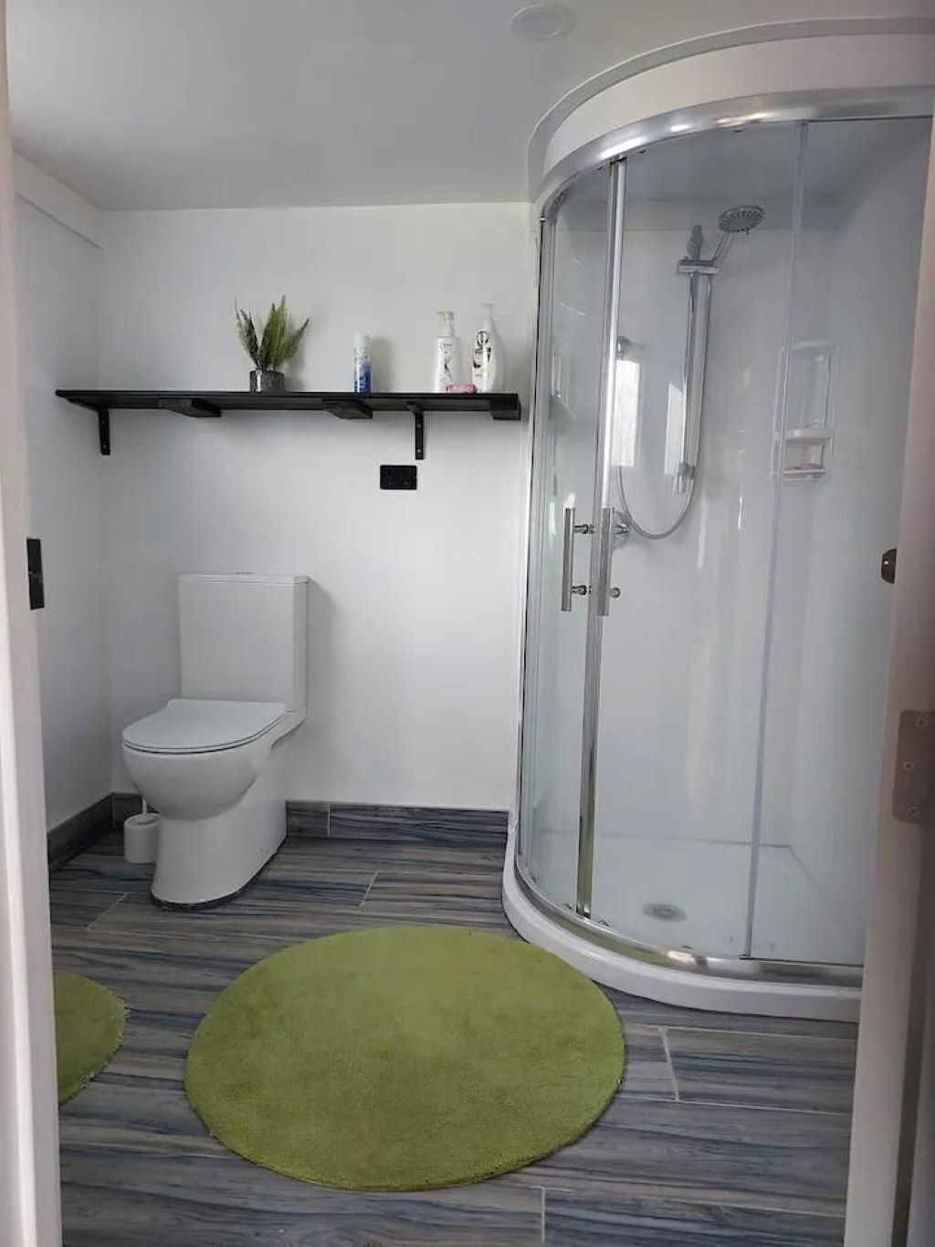 Een haardroger, handdoeken, zeep, shampoo