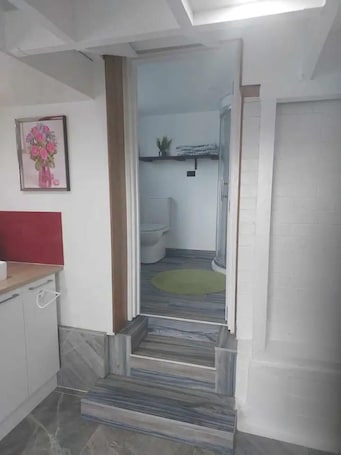 Interior. 1 Bed 1 Bath Room w Parking | Wifi | Netflix