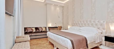 Habitació quàdruple Deluxe | 1 dormitori, caixa forta a l'habitació, escriptori i cortines opaques