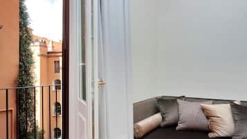 Habitació quàdruple Deluxe | 1 dormitori, caixa forta a l'habitació, escriptori i cortines opaques