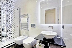 Kamar Quadruple Deluks | Brankas, meja kerja, tirai kedap cahaya, dan kedap suara