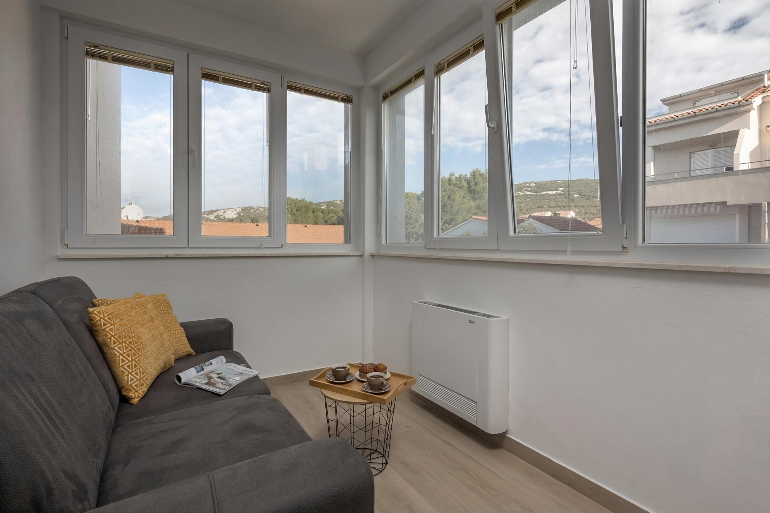 تلفزيون بشاشة مسطحة بحجم 21-بوصة يعرض قنوات تلفزيونية باشتراك مدفوع