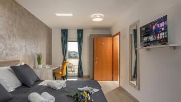 Familiekamer, meerdere slaapkamers, uitzicht op zee (Family Resort Santa Maria II Room 201) | 1 slaapkamer, een laptopwerkplek, beddengoed