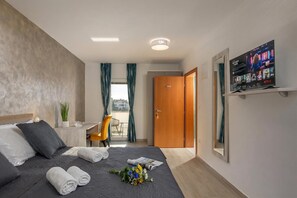 Phòng dành cho gia đình, nhiều phòng ngủ, đối diện biển (Family Resort Santa Maria II Room 201) | 1 phòng ngủ, khu vực làm việc phù hợp cho laptop, bộ trải giường 