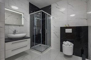 Habitación familiar, varias habitaciones, frente al mar (Family Resort Santa Maria II Room 201) | Baño | Regadera, secadora de cabello, toallas, jabón 