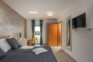 Habitación familiar, varias habitaciones, frente al mar (Family Resort Santa Maria II Room 201) | 1 habitación, espacio para trabajar con laptop y ropa de cama 