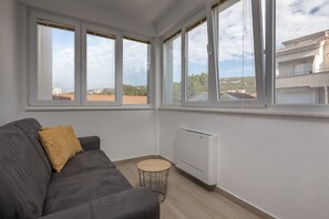 21-inch flat-screen TV with cable channels - Family Resort Santa Maria II Room 201 (Novalja)